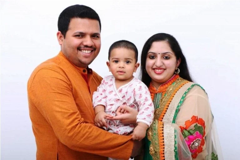 Filho de Pinarayi Vijayans com sua esposa e filho